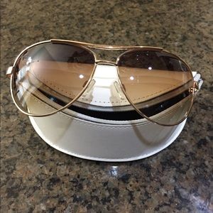 Jessica Simpson aviator sunglasses